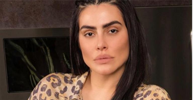 Cleo coloca as pernas pra jogo ao surgir de body vermelho