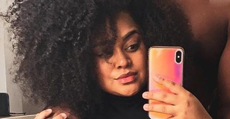 De biquíni, ex-BBB Rízia Cerqueira exibe barrigão de grávida ao posar com namorado