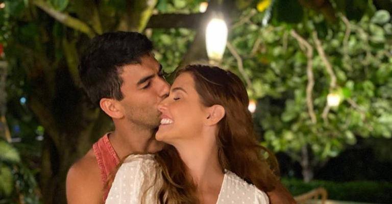 Deborah Secco clica o marido e a filha em momento espontâneo: ‘Meu bloquinho do amor’