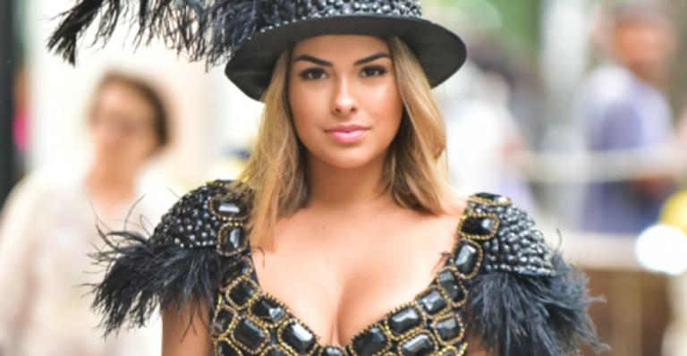 Ex-BBB Munik Nunes atrai olhares ao exibir pernões em fantasia de Carnaval