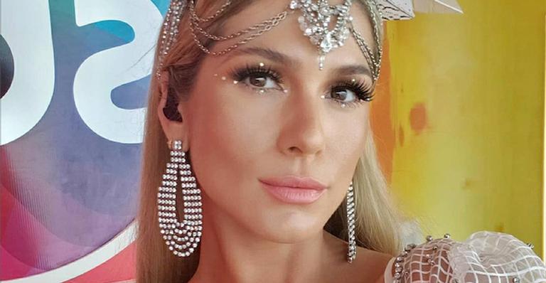 Lívia Andrade abusa da transparência em look carnavalesco