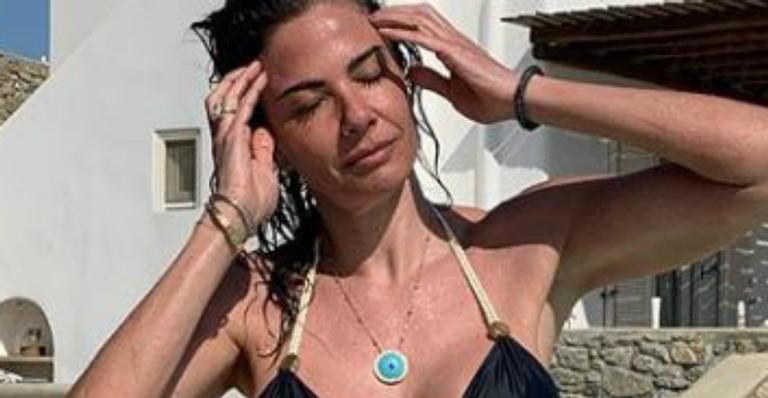 Luciana Gimenez quase mostra demais em maiô cavadíssimo durante passeio de iate