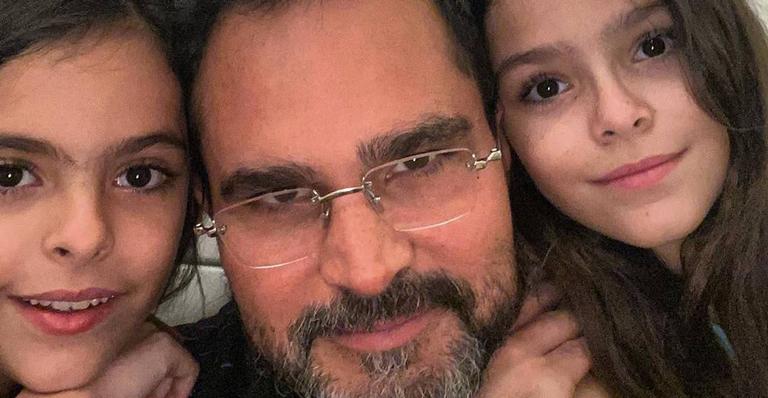 Luciano Camargo surge secando cabelo da filha e se derrete: ”Um presente”