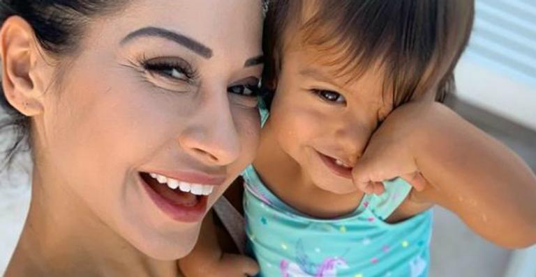 Mayra Cardi curte dia de piscina com a filha e fofura derrete web