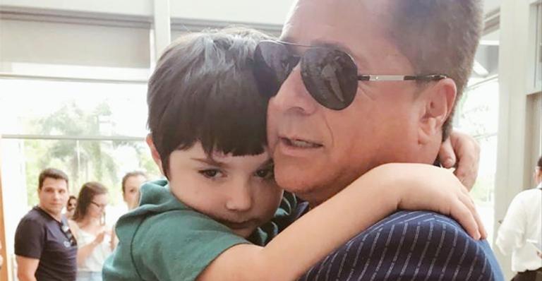 Neto de Leonardo ganha festa simples de aniversário na escola