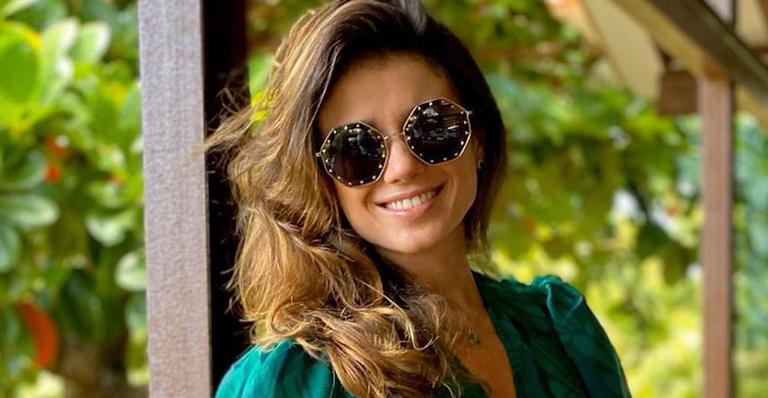 Paula Fernandes surge brincando com neve e seguidores se derretem: ”Fofura”