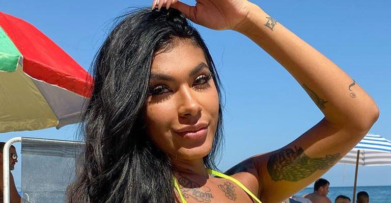 Pocah renova bronzeado com biquíni neon e deixa fãs babando: ”Sereia”
