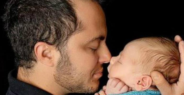 Thammy Miranda faz caras e bocas com o filho e beleza impressiona fãs: ”Bebê lindo!”