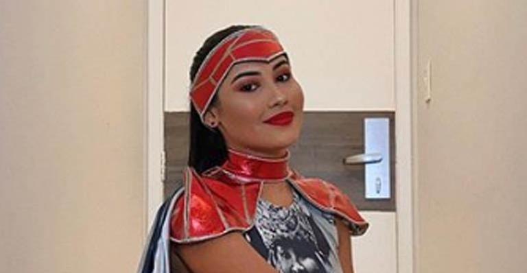 Thaynara OG faz homenagem para a mãe em sua fantasia de carnaval