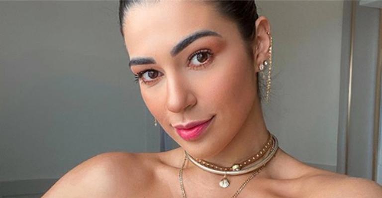 Vivian Amorim tem dificuldade para chegar em bloco e pega moto táxi: ”Único jeito”