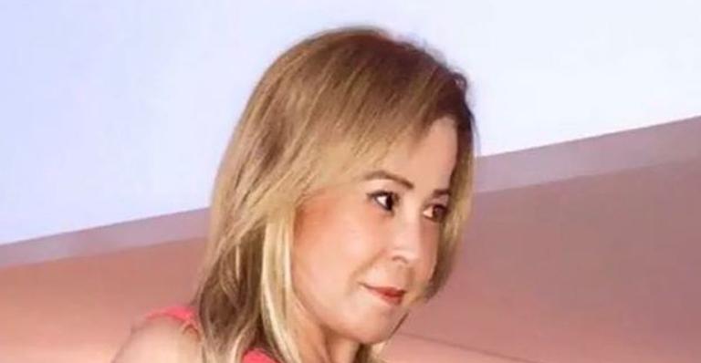 Agora solteira, Zilu Camargo publica clique ousado e surge de vestido transparente