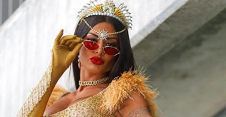 Aline Riscado cai na folia combinando minissaia e top e exibe corpo definido