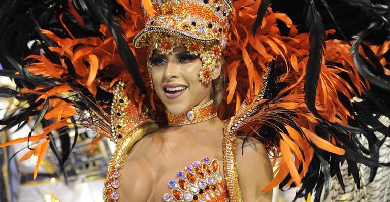 Ana Paula Minerato usa body cavadíssimo e deixa virilha toda à mostra