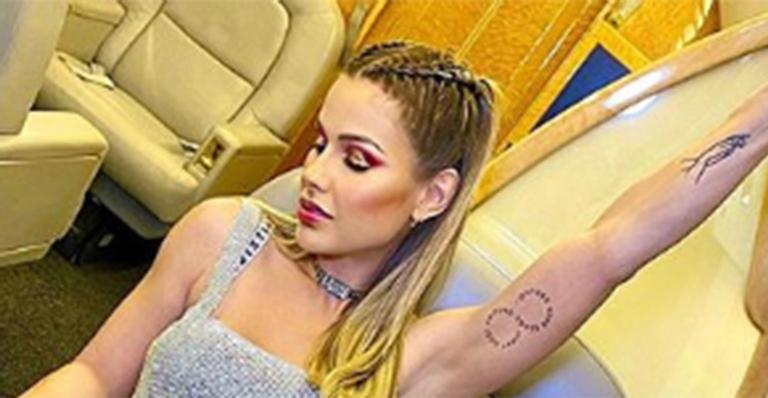 Andressa Suita sensualiza no jatinho particular do marido, Gusttavo Lima