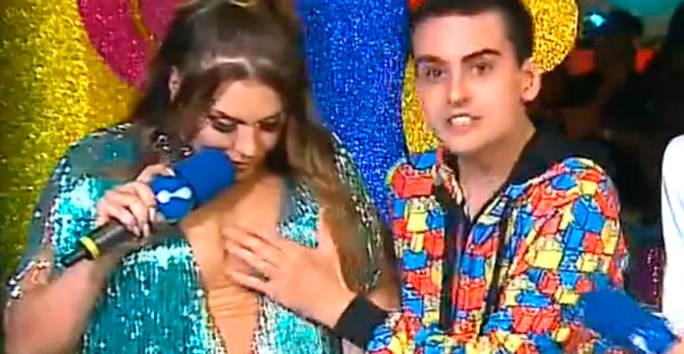 Dudu Camargo apalpa seios de Simony durante entrevista ao vivo e ela detona: ”Passou dos limites”