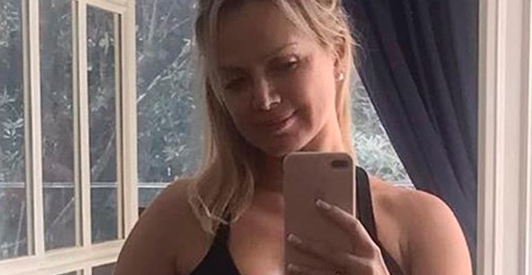Aos 46 anos, Eliana posa com a calça aberta e exibe barriga trincada: ”Saradinha”