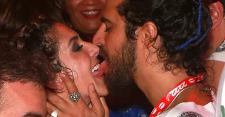 Fernanda Paes Leme protagoniza momento bem quente com bonitão em camarote