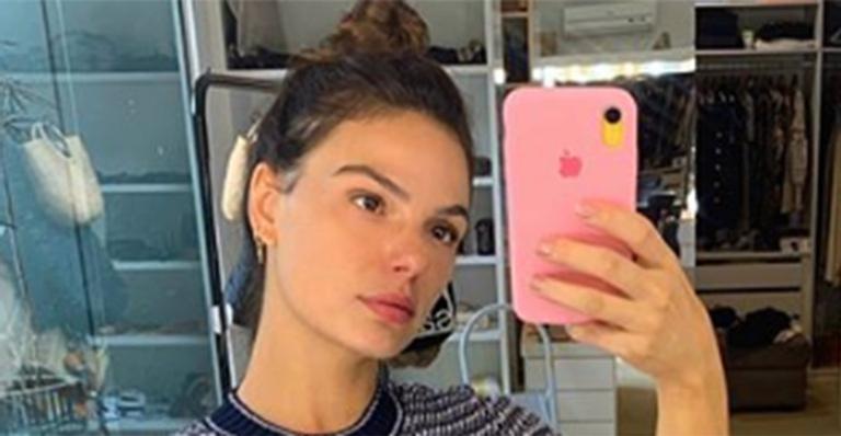 Isis Valverde publica foto rara de sua mansão e quantidade de sapatos rouba a cena