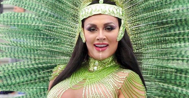 Juju Salimeni aposta em look mínimo e mostra quase tudo em desfile da X-9 Paulistana