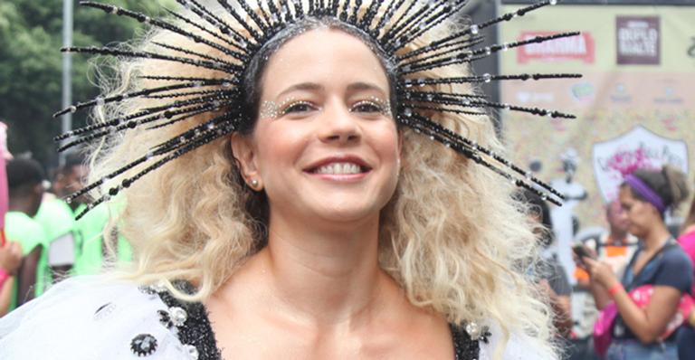 Leandra Leal esbanja boa forma e exibe barriga sequinha ao pular Carnaval de top e shortinho