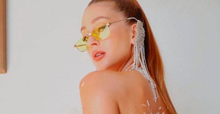 Com shortinho micro, Marina Ruy Barbosa curte trio elétrico e rouba a cena: ”Não é a Ivete”