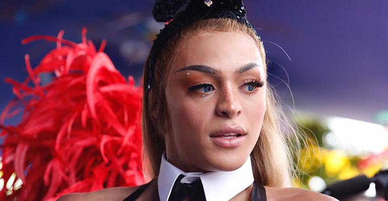Pabllo Vittar estreia no Galo da Madrugada vestida de coelhinha: ”Estou muito feliz”