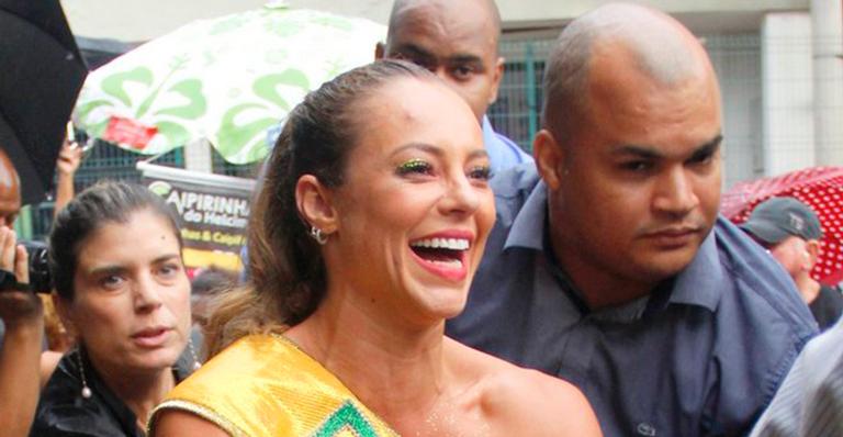 Paolla Oliveira abusa da sensualidade, exibe corpo perfeito e gera comoção em bloco no Rio