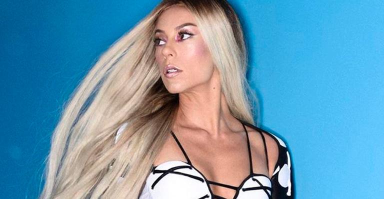 Paolla Oliveira aposta em look cavado para bloco de Carnaval e fãs comparam: ”Parece a Pabllo Vittar”