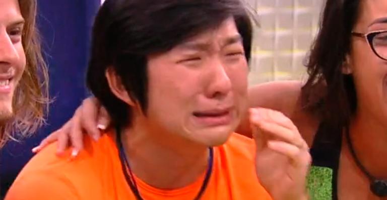 BBB20: Pyong cai no choro ao ver o filho pela primeira vez em mensagem da família