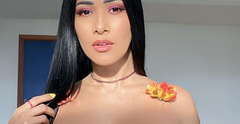 Simaria dispensa parte de cima do look e vai pra folia só com flores cobrindo os seios