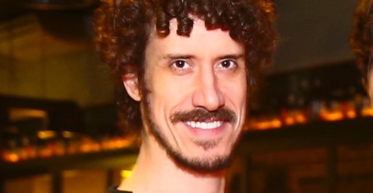 Filho de Marília Gabriela, Theodoro Cochrane rouba a cena com namorado em camarote de Carnaval paulista