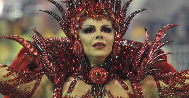 Viviane Araújo encara atraso da Mancha Verde e brilha no Sambódromo com look arriscado