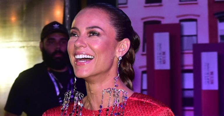 Assumiu! Paolla Oliveira elege look sensual e surge sorridente ao lado de Douglas Maluf