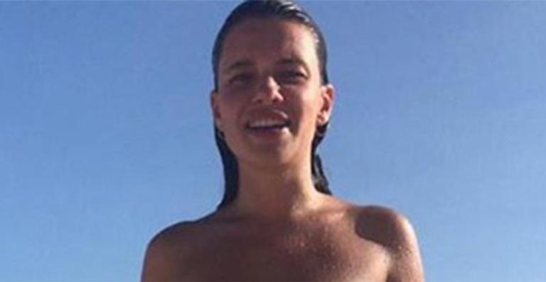 Bruna Linzmeyer causa ao aparecer com biquíni tomara que caia em foto ousada