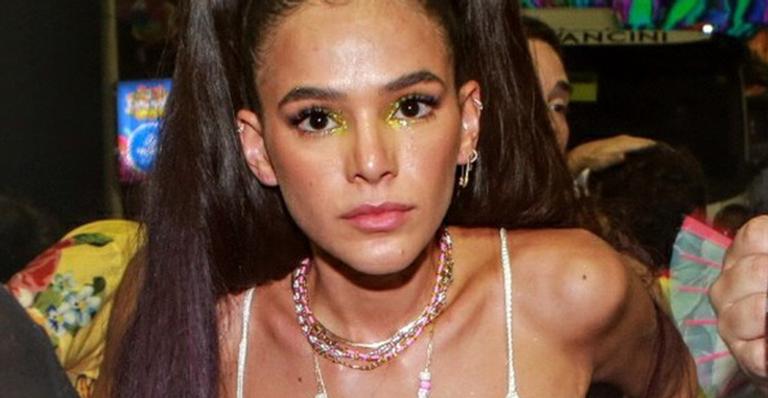 Bruna Marquezine é flagrada com look de crochê exibindo magreza impressionante