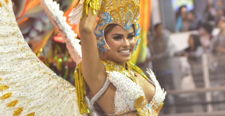Ex-BBB Munik Nunes exibe pernões e atrai olhares com fantasia angelical em desfile da Colorado do Brás