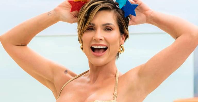 Flávia Alessandra curte carnaval com fio-dental dourado e dá o recado: ”Sua roupa não te define”