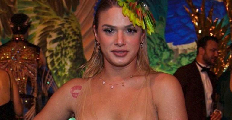 Glamour Garcia ousa e curte Carnaval com seios à mostra em vestido transparente