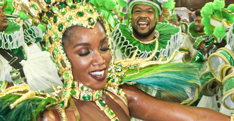 Iza é traída pela fantasia e acaba mostrando demais em sua estreia como Rainha de Bateria