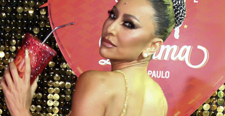 Depois de desfilar, Sabrina Sato curte camarote com decote até o umbigo e vestido micro