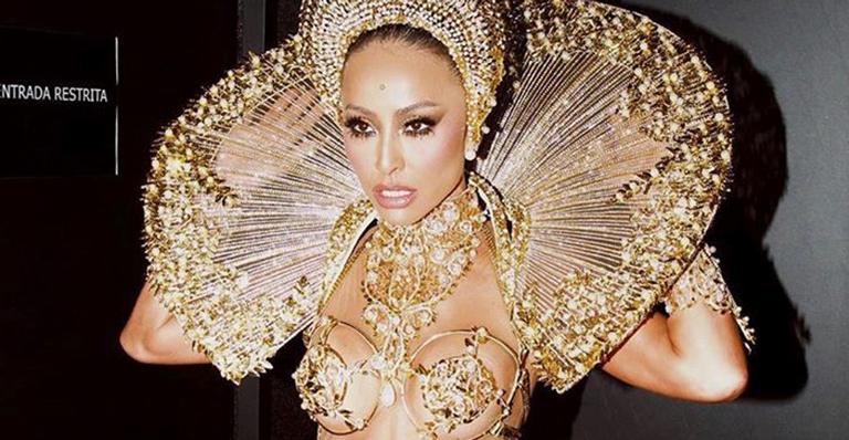 Sabrina Sato causa comoção com fantasia luxuosíssima e calcinha micro em desfile da Gaviões da Fiel