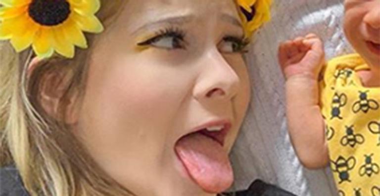 Esposa de Pyong Lee posa de rostinho colado com o filho que faz careta em foto encantadora