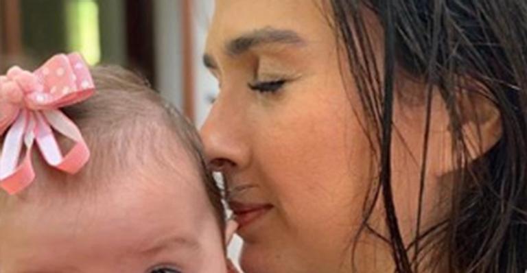 Tatá Werneck comemora os quatro meses da filha que aparece gigante em seus braços