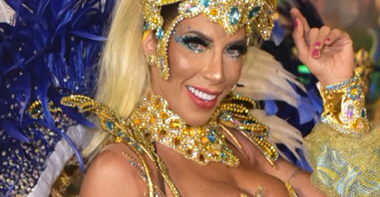 Tati Minerato aposta em look ousado e mostra quase tudo em desfile da Águia de Ouro