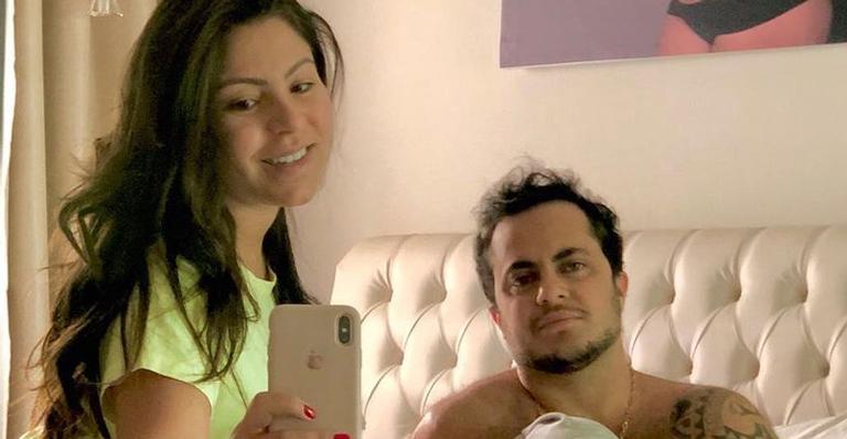 Thammy Miranda e Andressa Ferreira posam na cama com o filho em momento família
