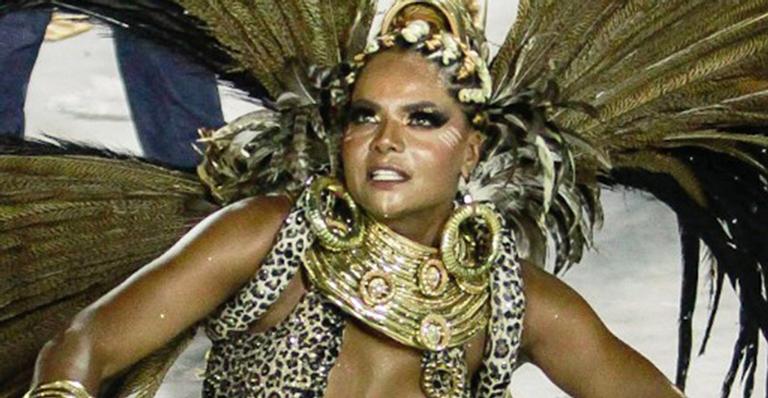Adriana Bombom dá canseira nas novinhas, requebra muito e é ovacionada na Sapucaí