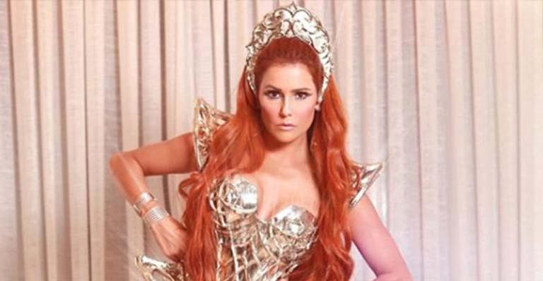 Deborah Secco exibe o bumbum durinho em foto com o marido no carnaval