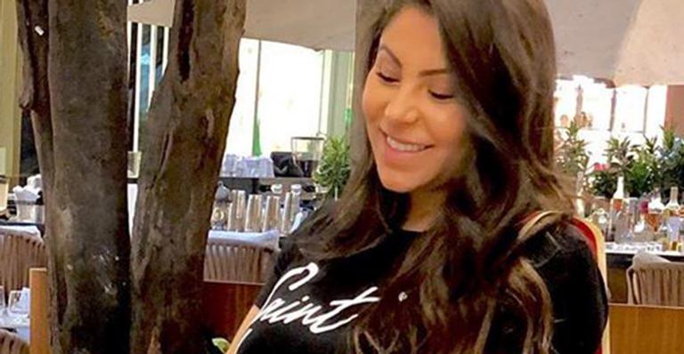 Esposa de Thammy Miranda passeia com o filho usando carrinho de quase R$ 7 mil