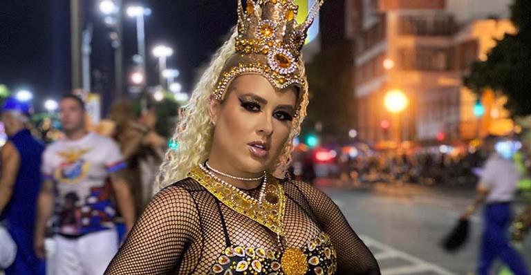 Ex-BBB Patrícia Leitte é pedida em namoro na Sapucaí