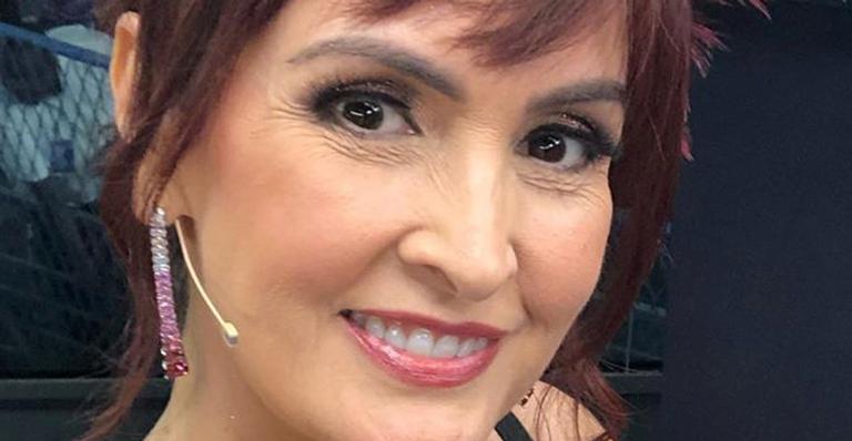 Fátima Bernardes surge com novo visual e look sexy para transmissão dos desfiles